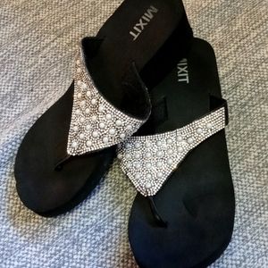Women's sandals with rhinestones and pearls